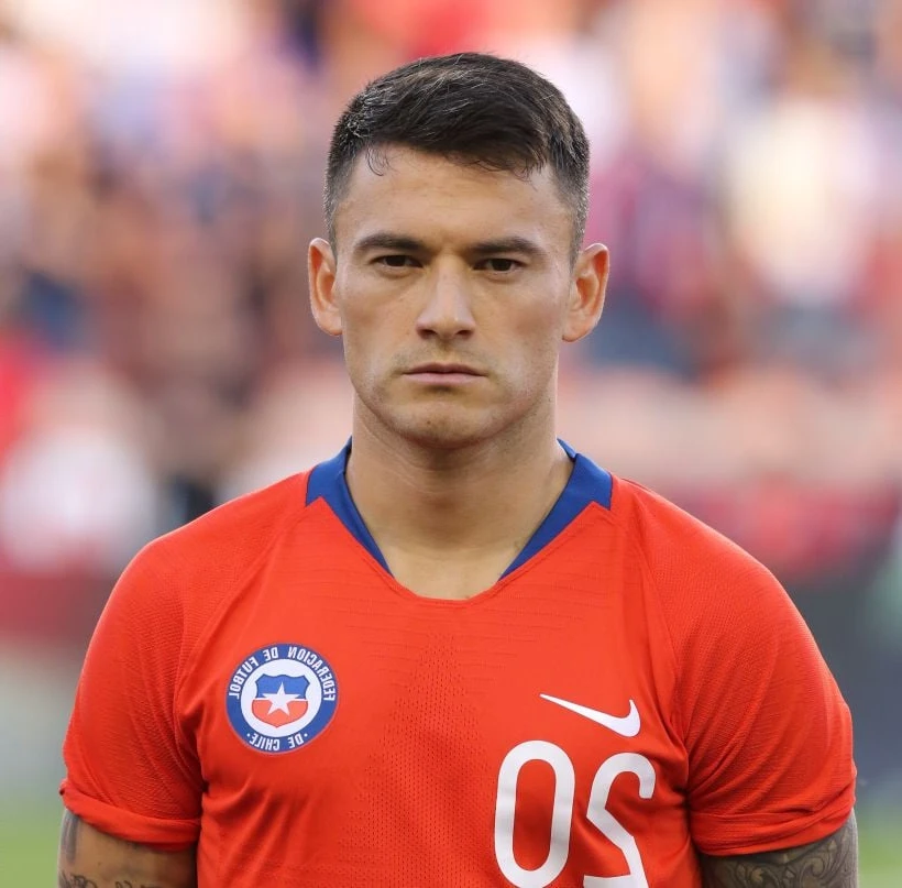 Charles Aránguiz en acción con Internacional de Porto Alegre